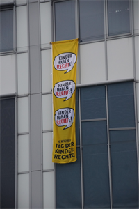 ein gelbes Schild an einem Gebäude